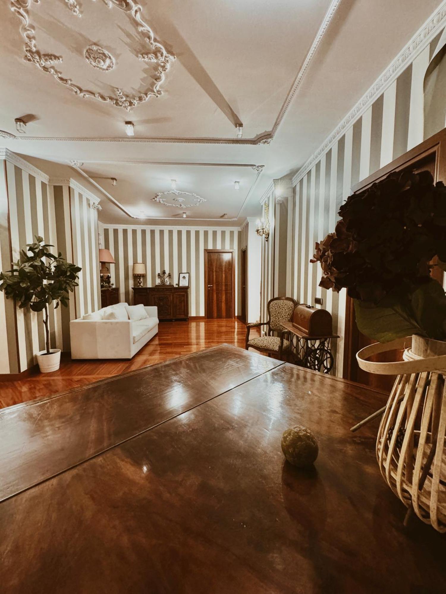 Residenza Tritone Luxury Guest House Trevi Fountain 로마 외부 사진